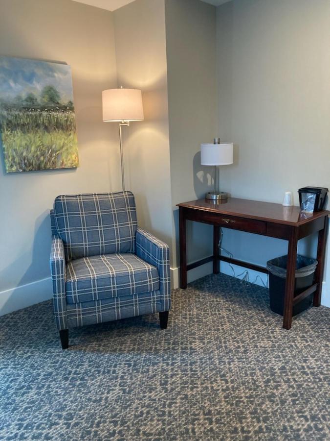 Country Squire And Motel New Holland